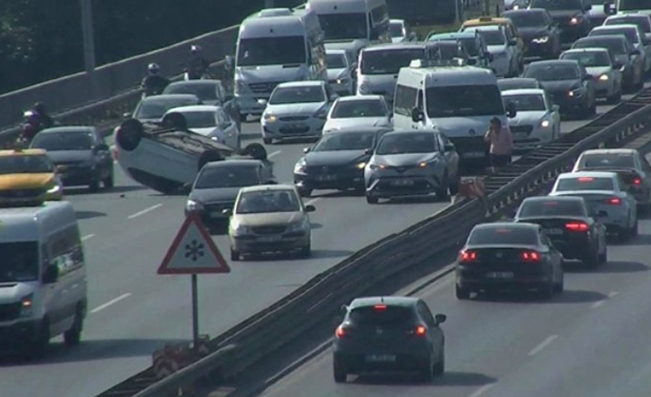 15 Temmuz Şehitler Köprüsü'nde otomobil takla attı! Trafik kilit