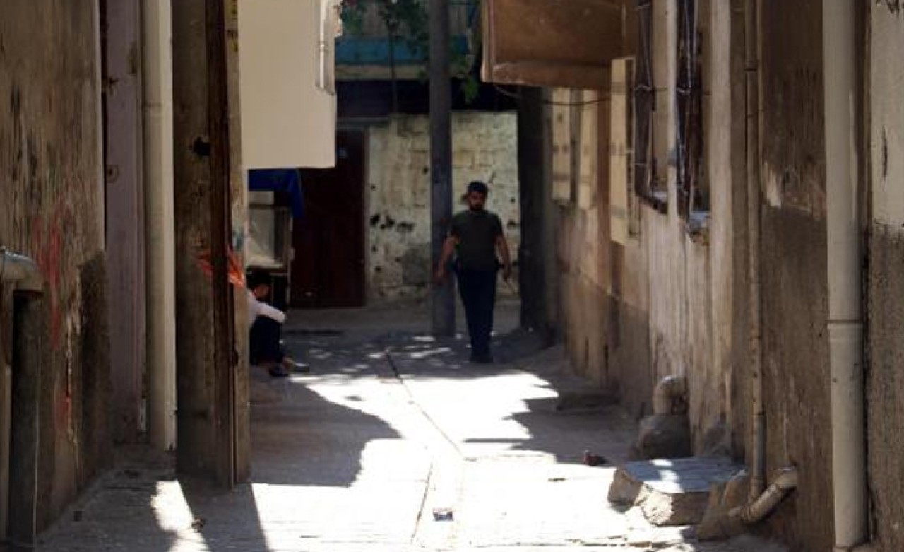 Ablasının evinde gördüğü kişiyi tüfekle vurdu