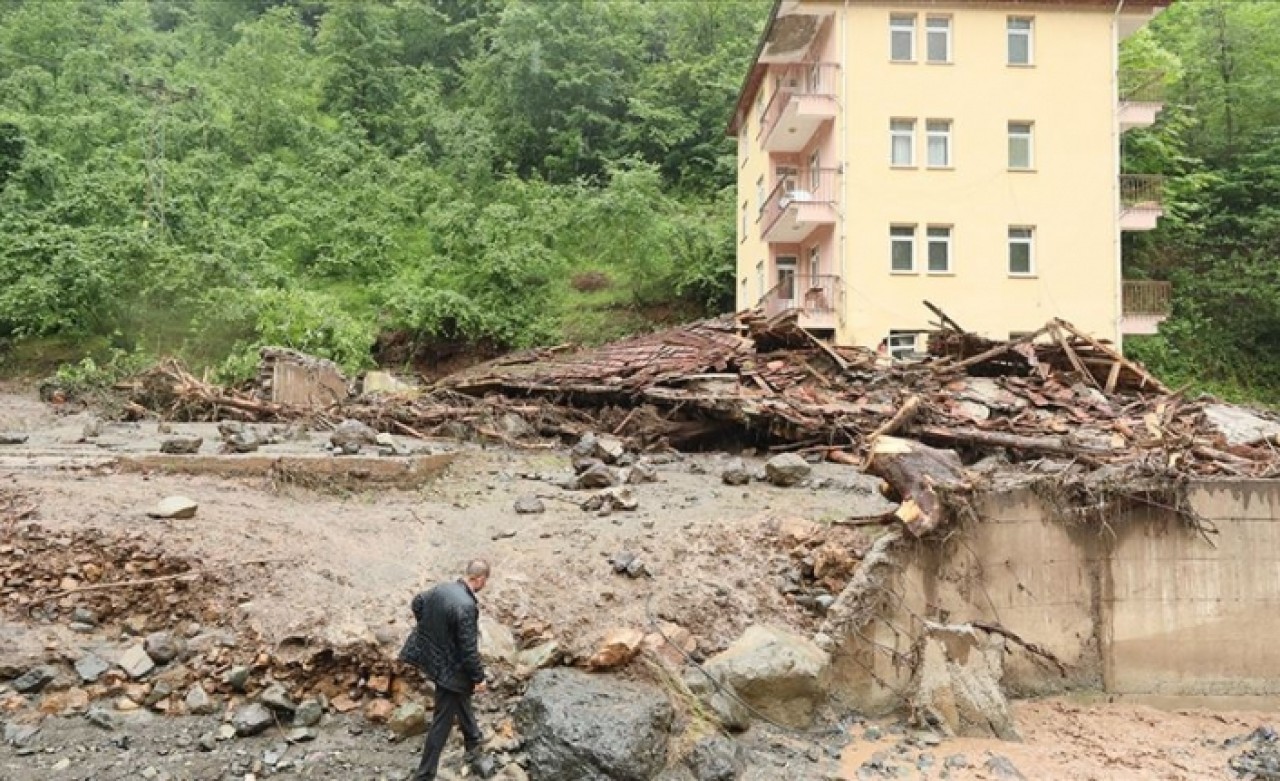 Araklı'daki sel sonrası kayıp 3 kişi hala aranıyor