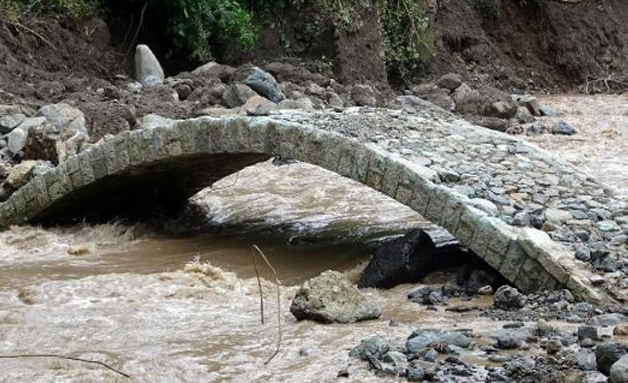 Araklı'daki selde,  sadece tarihi kemer köprü ayakta kaldı