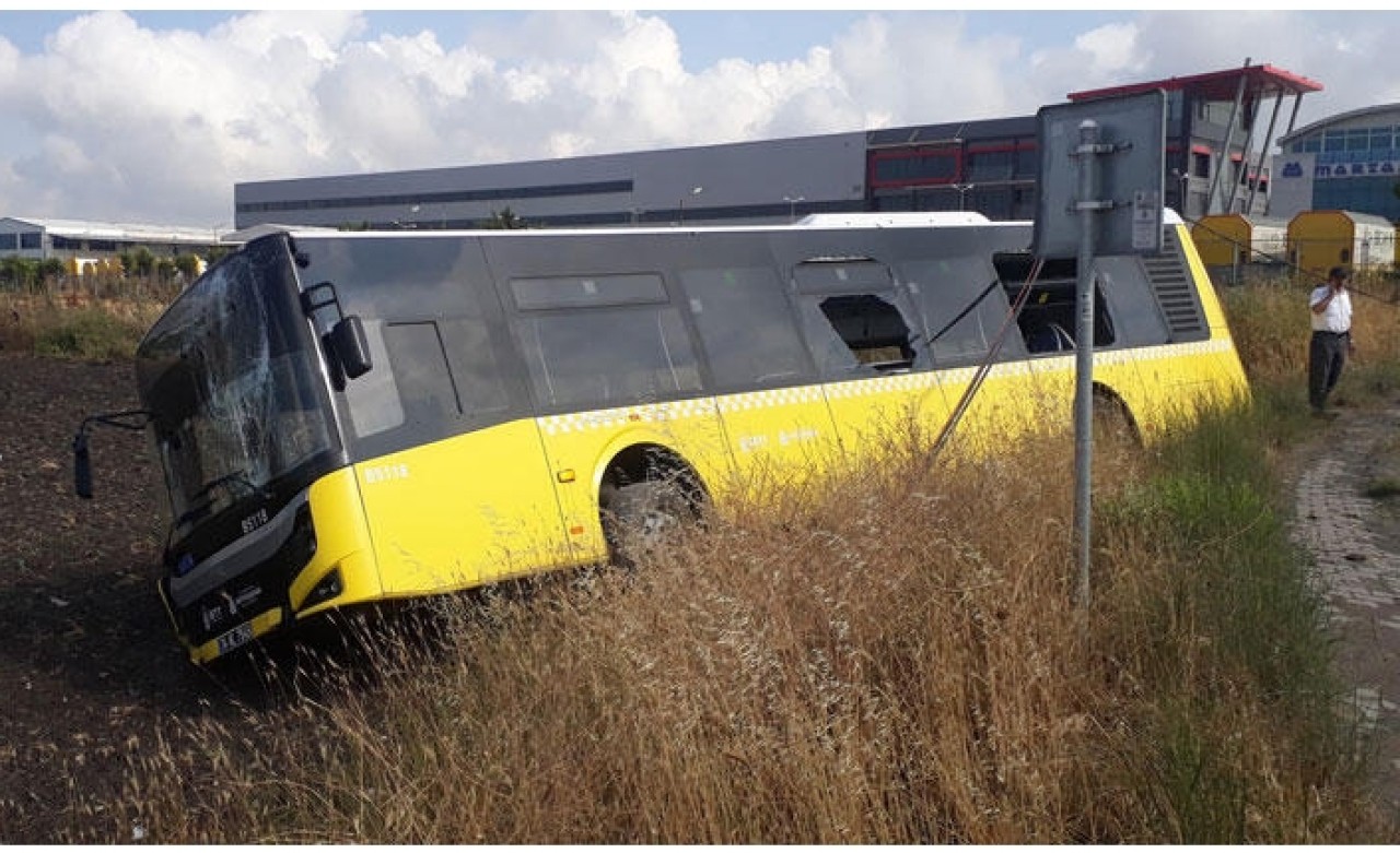 Arnavutköy'de İETT otobüsü tarlaya girdi!
