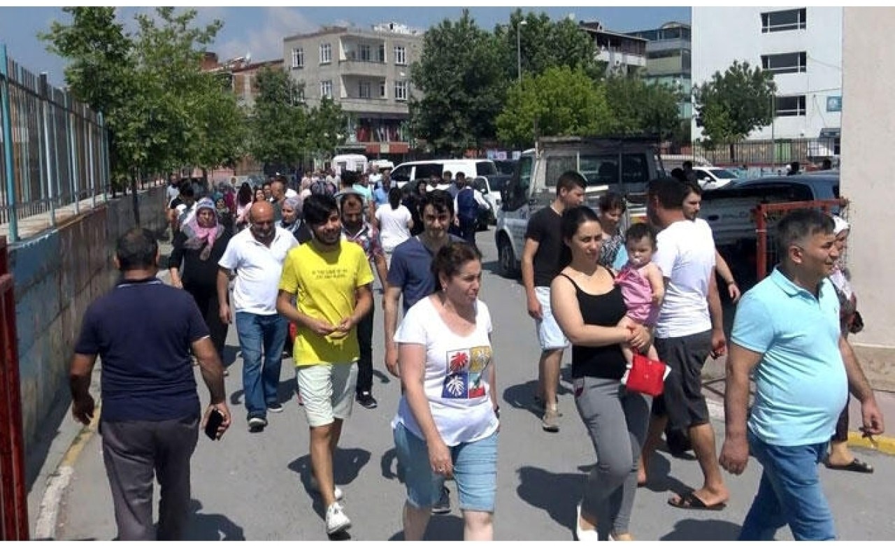 Avcılar'da 18 bin 450 seçmenli okulda büyük kalabalık