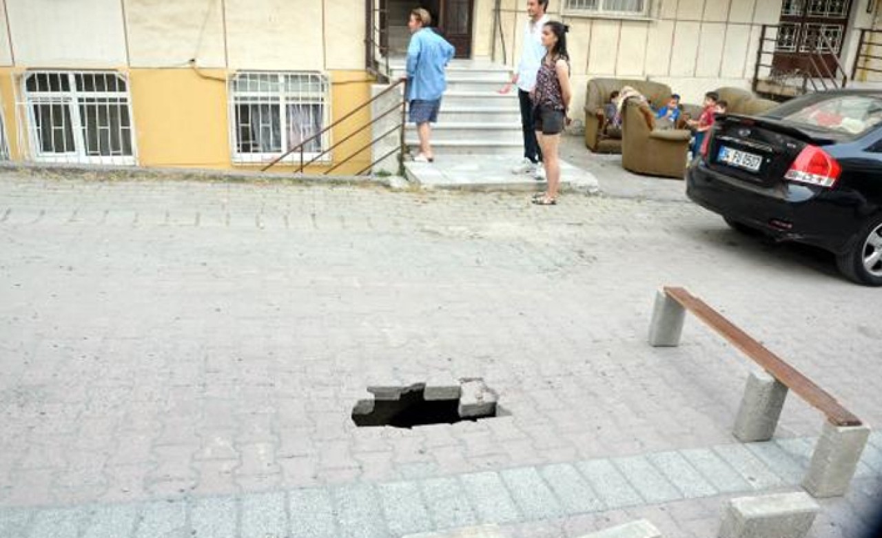 Avcılar'da yolda çökme meydana geldi