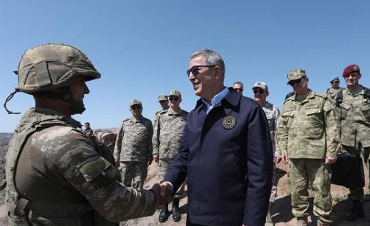 Bakan Akar'dan 2 bin 400 rakımlı üs bölgesinde ‘Pençe’ mesajı