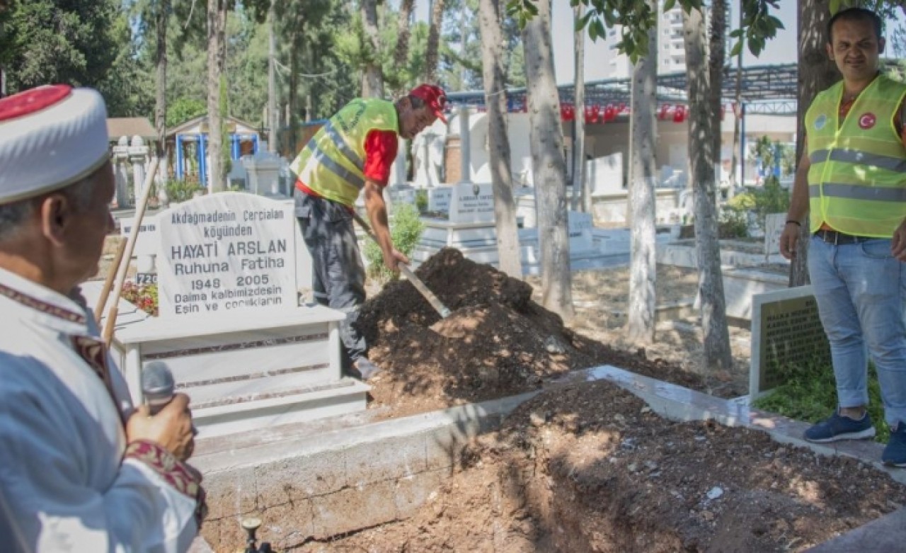 Belediye personeli eğitiminde cansız mankenler kefenlenip,  defnedildi