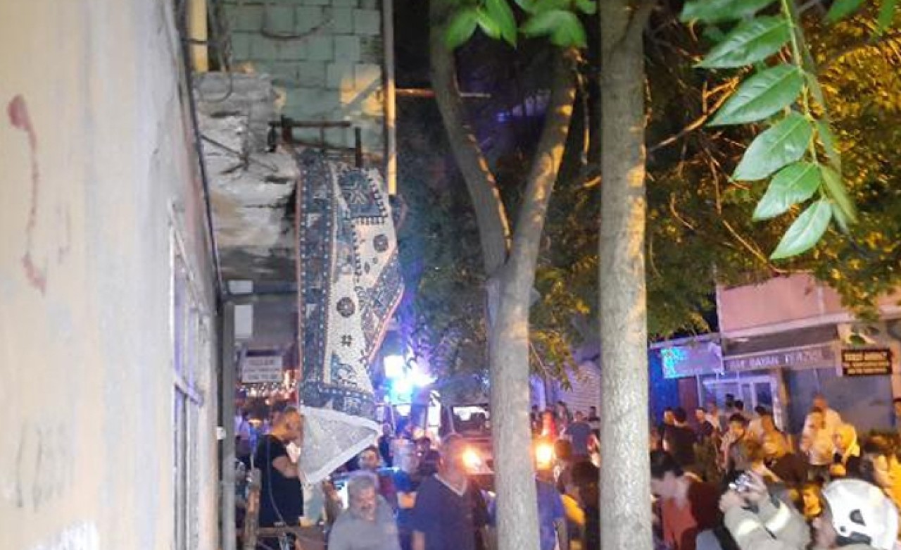 Balkon çöktü: 3'ü çocuk,  5 yaralı