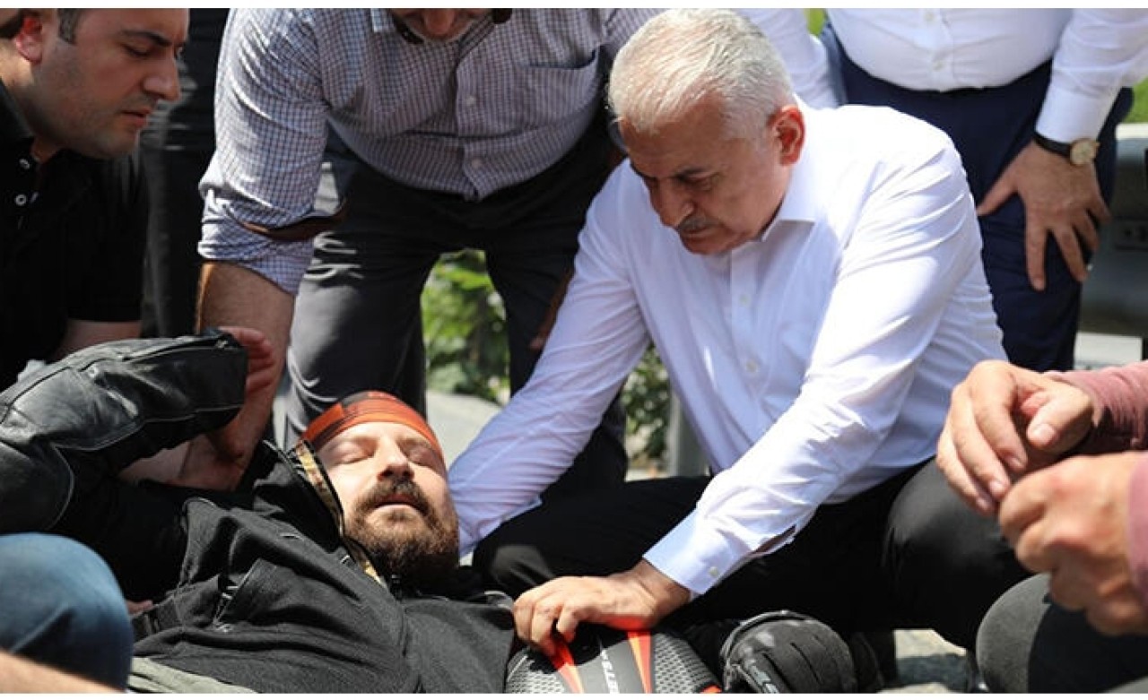 Binali Yıldırım kaza yapan motosiklet sürücüsüne müdahale etti