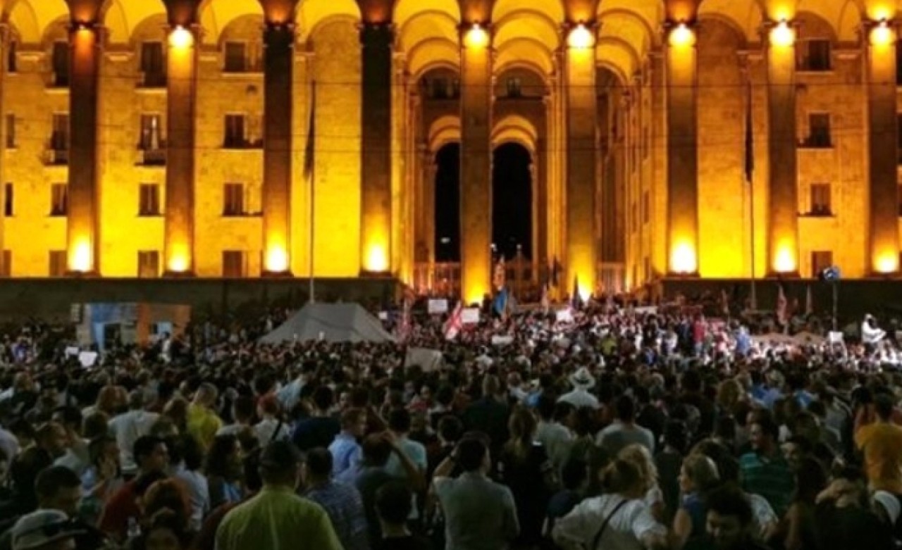 Binlerce kişi parlamentoyu kuşattı: 70 yaralı