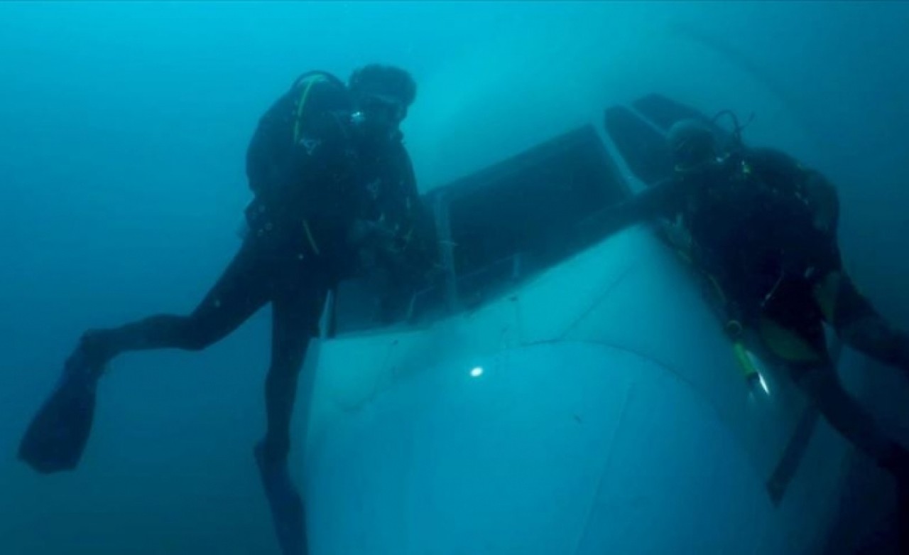 Denize batırılan yolcu uçağına dalış yapıldı