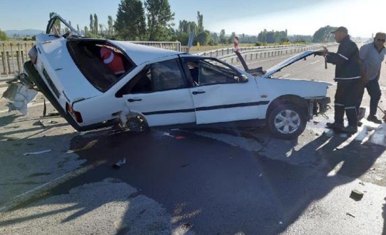 Düğün dönüşü kaza! İkiye bölünen otomobildeki 2 kişi öldü