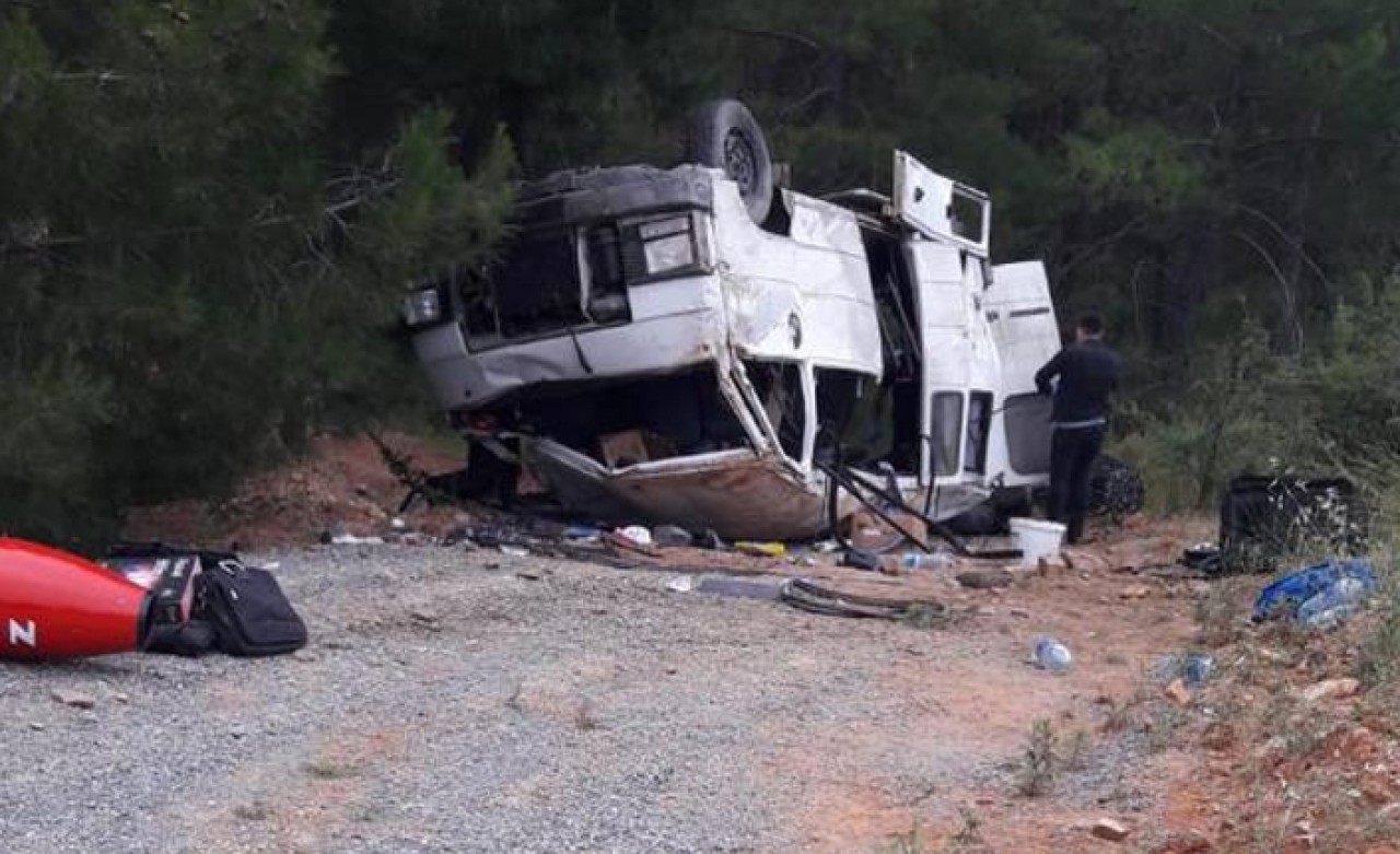 Düğüne giden müzisyenleri taşıyan minibüs takla attı: Yaralılar var