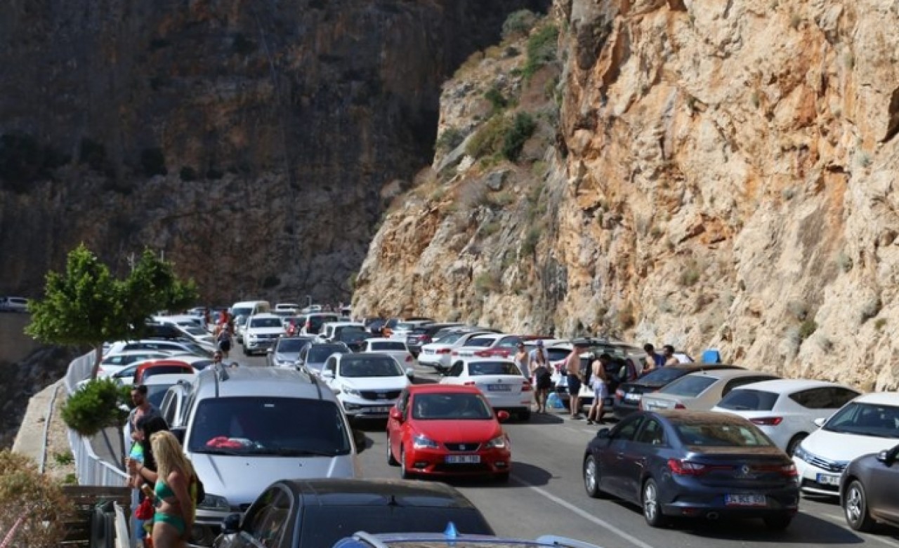 Dünyaca ünlü plajda izdiham yaşandı,  3 kilometrelik araç kuyruğu oluştu