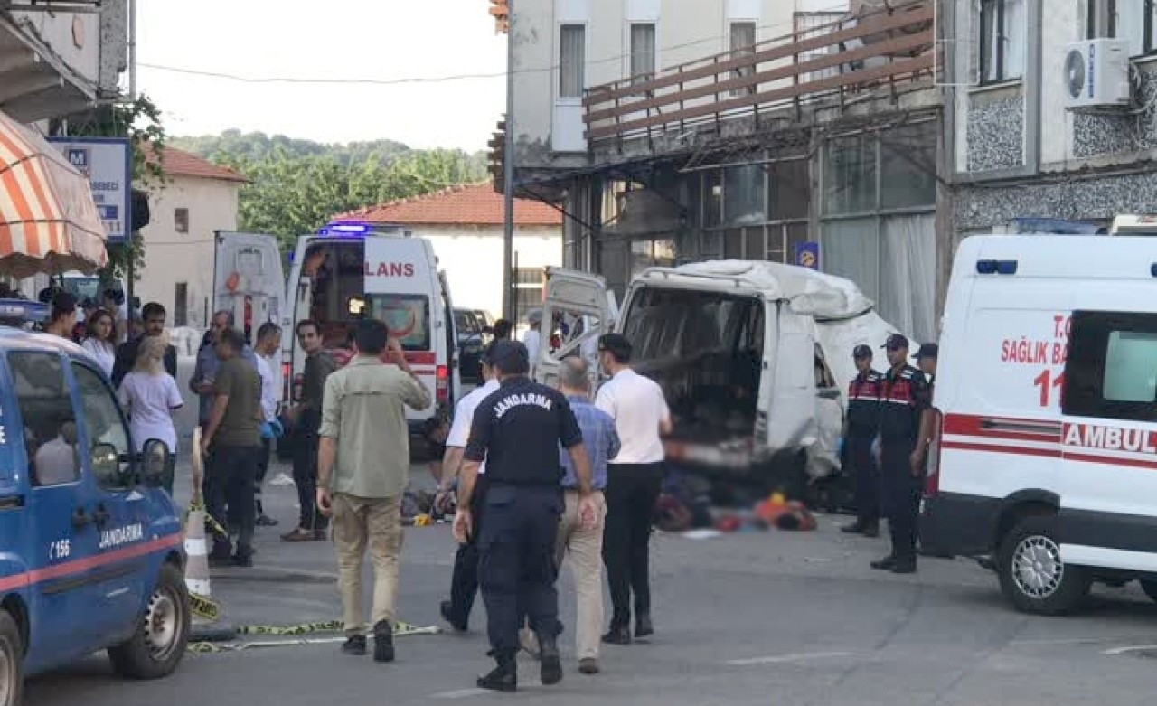 Düzensiz göçmenleri taşıyan araç kaza yaptı: 10 ölü,  30 yaralı