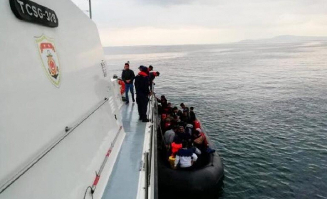 Enez'de 2 lastik botta 80 kaçak yakalandı