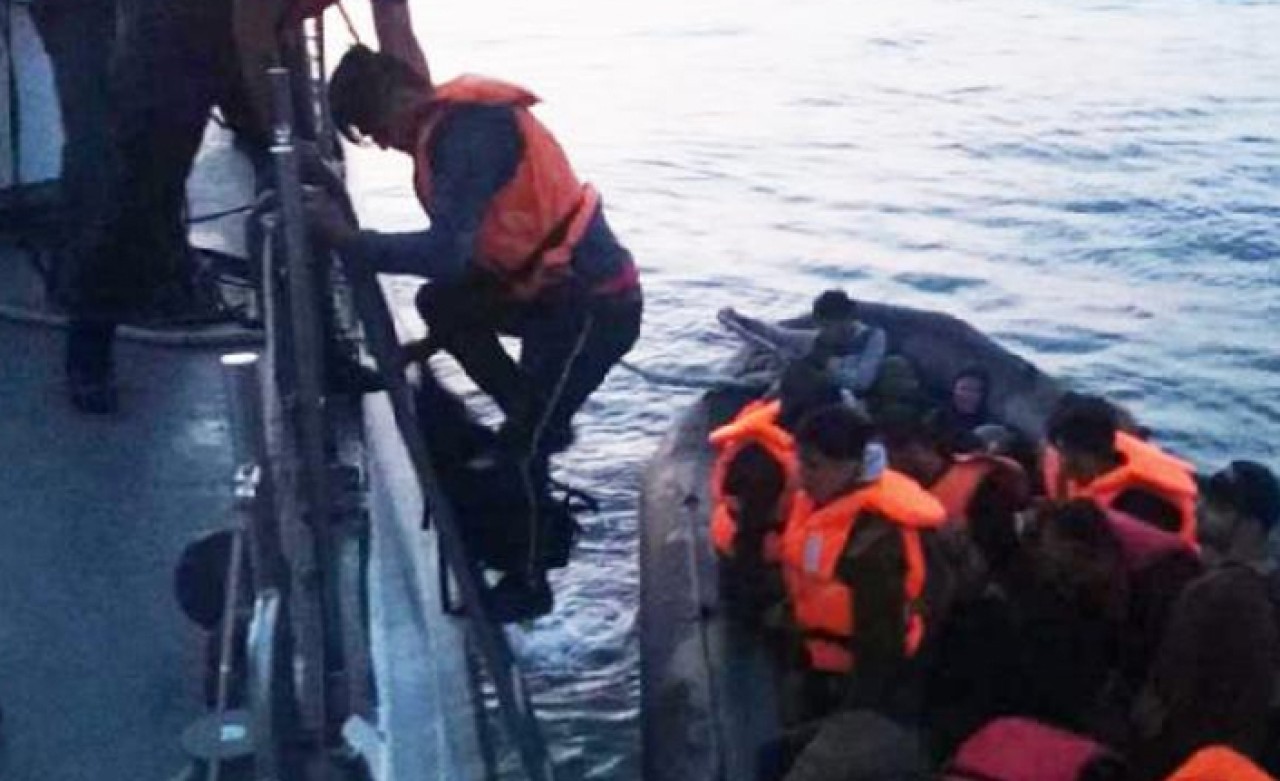 Enez'de,  lastik botta 32 kaçak yakalandı 