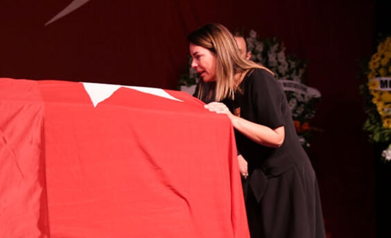 Enis Fosforoğlu'na veda... Kızı gözyaşlarına boğuldu