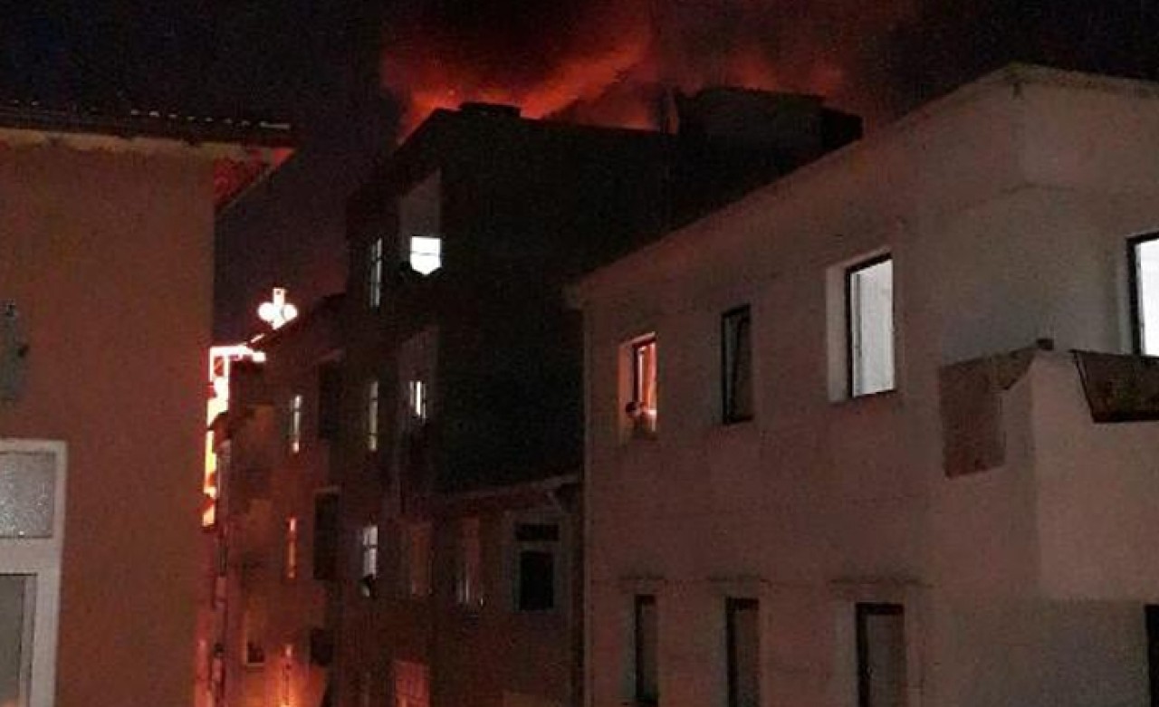 Esenler'de 5 katlı binanın çatısı alev alev yandı 