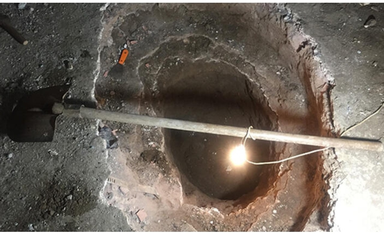 Evin garajını kazarken buldu,  sırrı çözülemedi