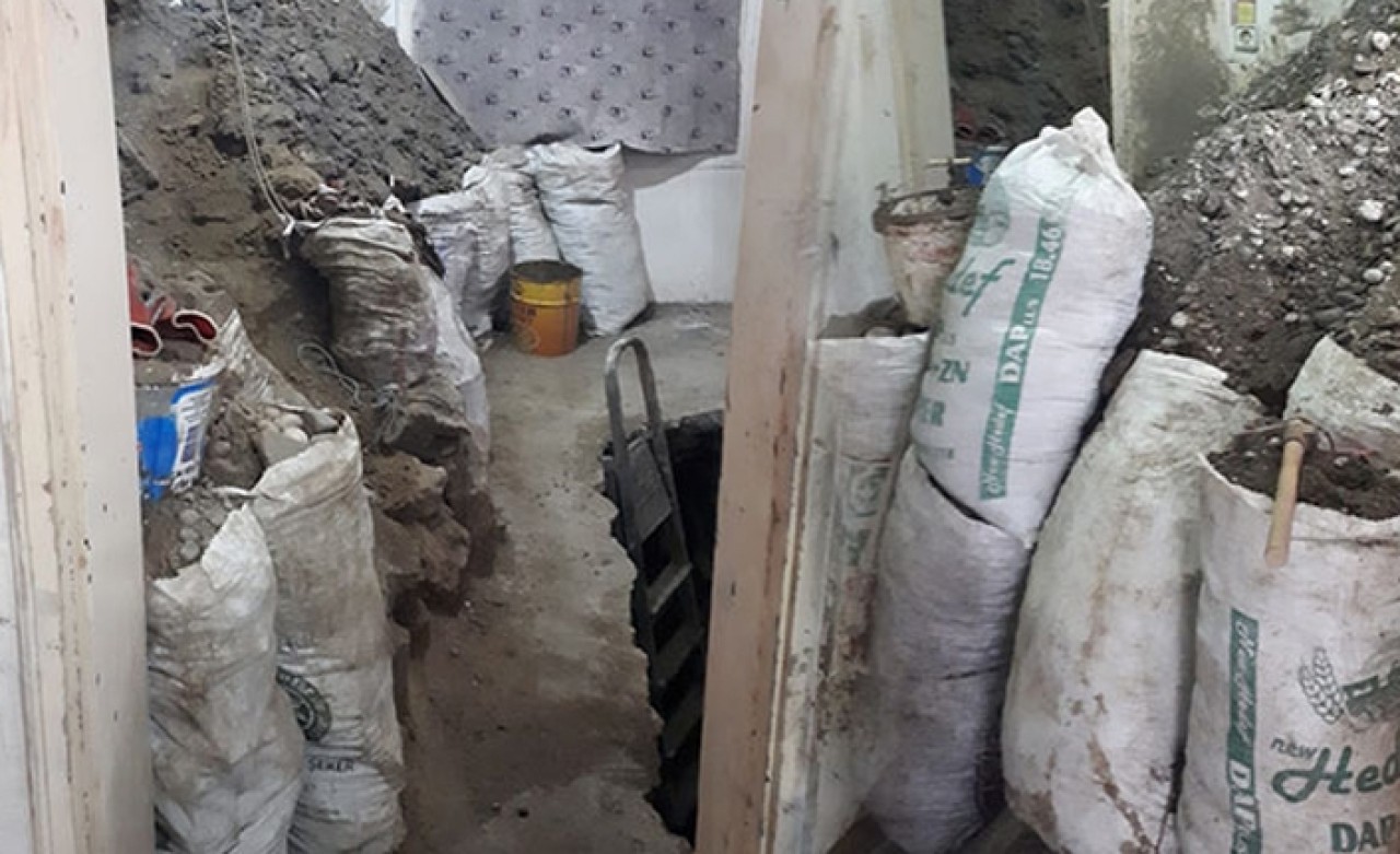 Evin zeminini 30 metre kazmışlar... 'Köyden İndim Şehire' filmi gerçek oldu!