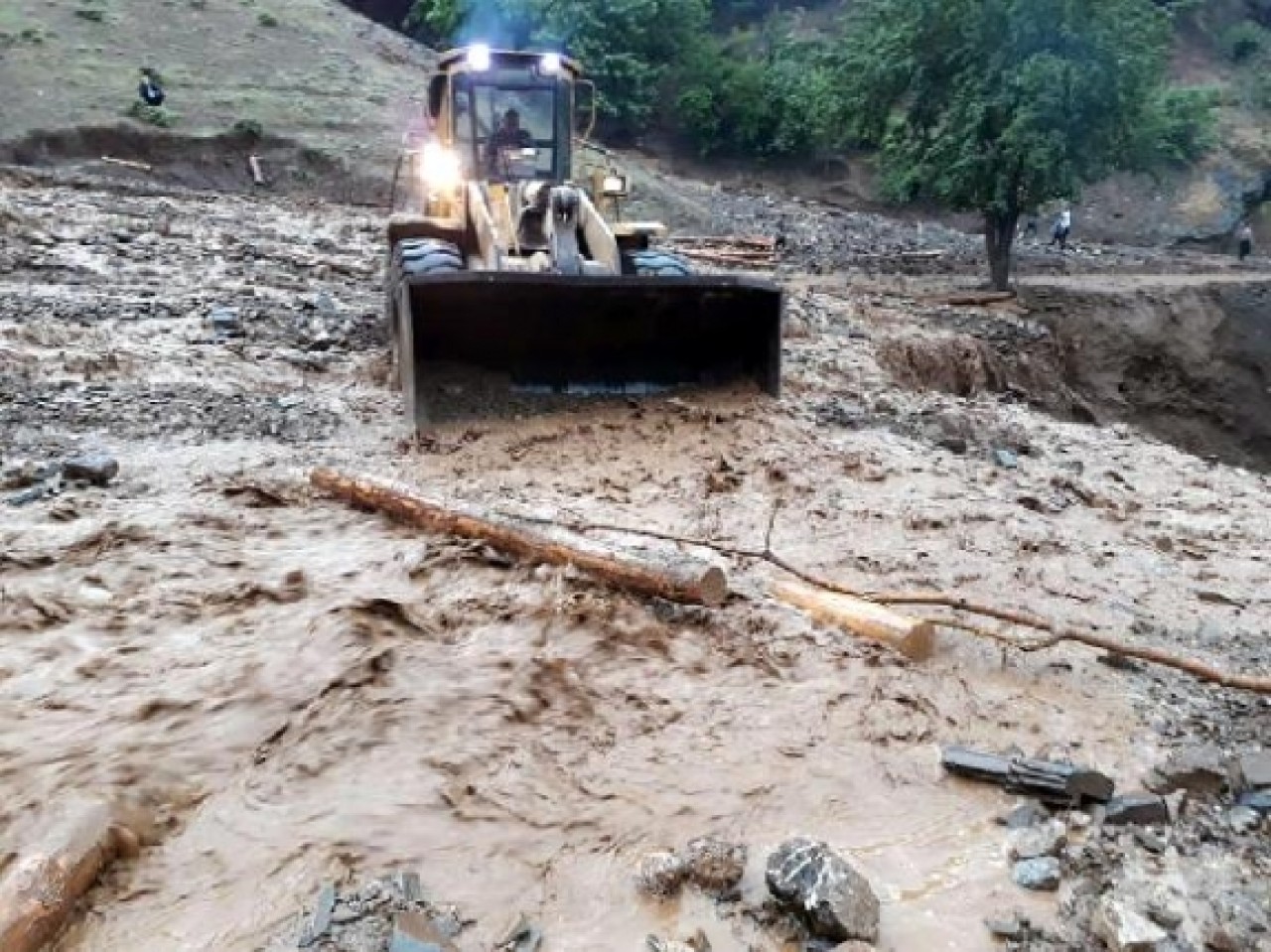 Feke’de sağanak sele dönüştü