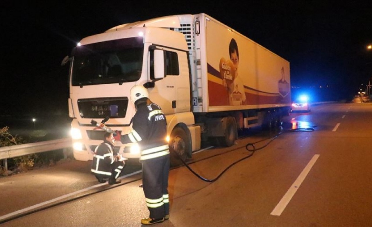 Freni arızalanan tır polis eskortu eşliğinde durduruldu