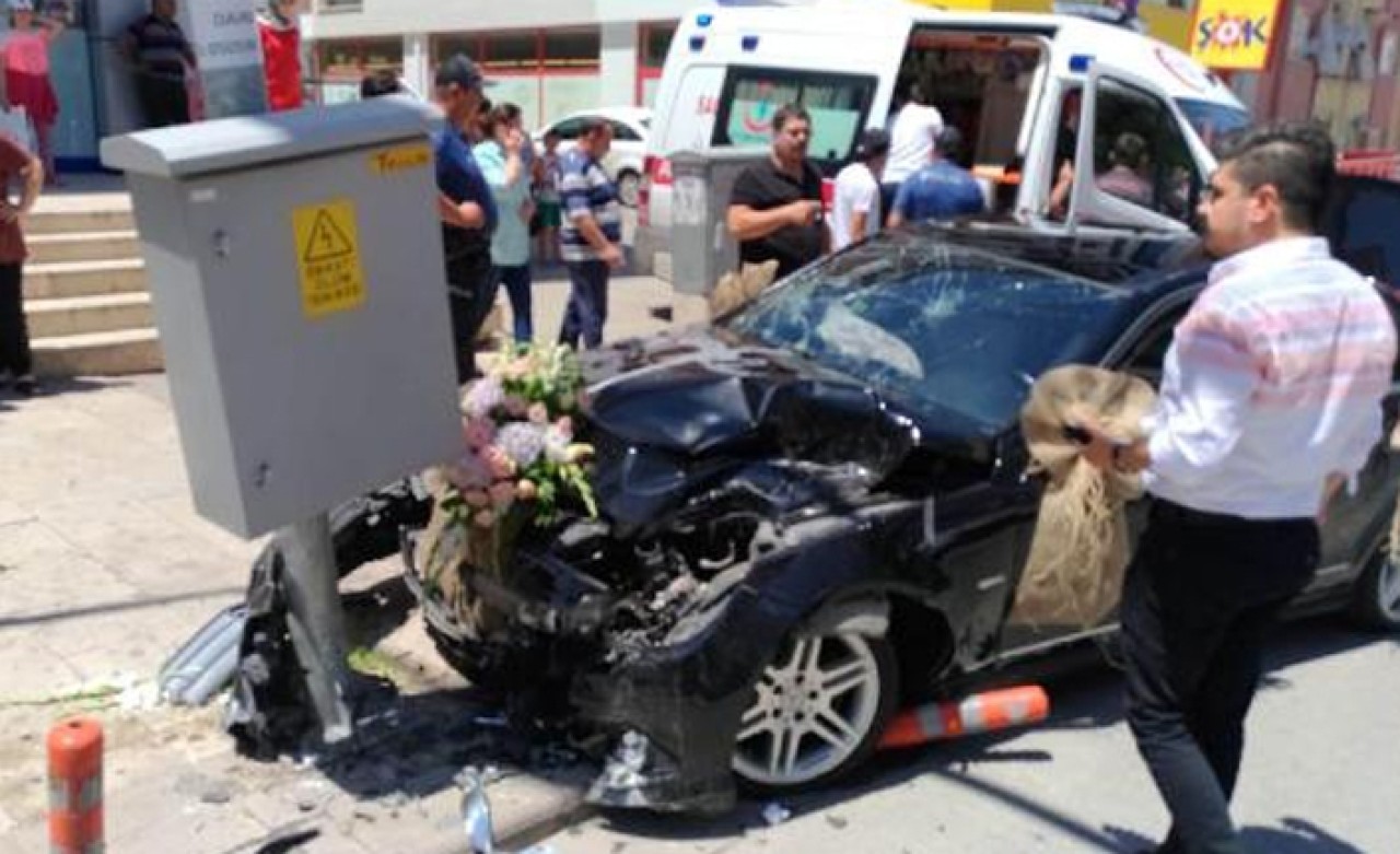 Gelin arabası kaza yaptı: Yaralılar var