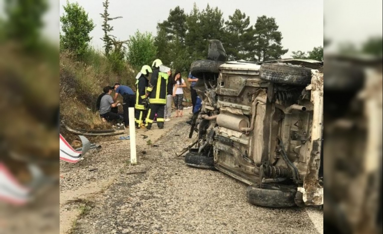 Hafif ticari araç devrildi: 6 yaralı