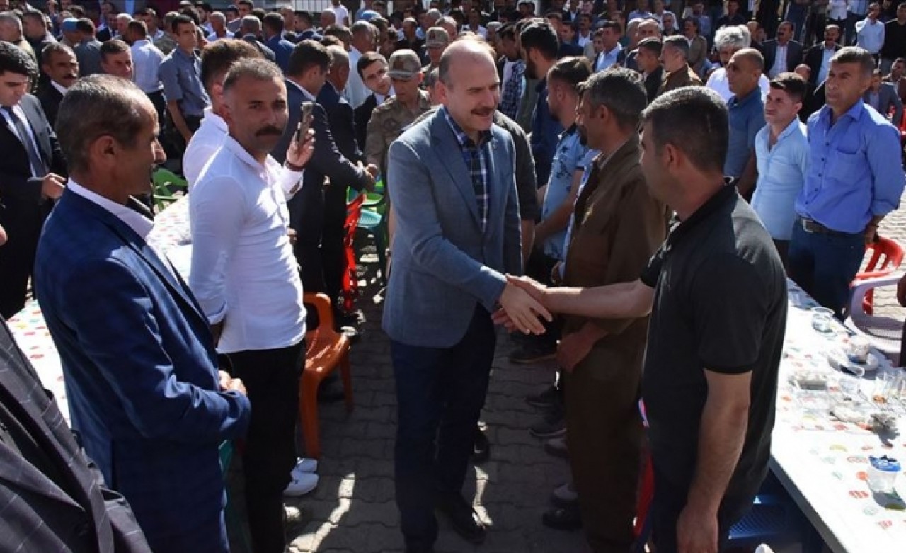 İçişleri Bakanı Soylu Beytüşşebap'ta vatandaşlarla bayramlaştı