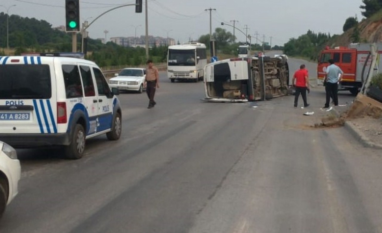 İşçileri taşıyan minibüs devrildi: 9 yaralı