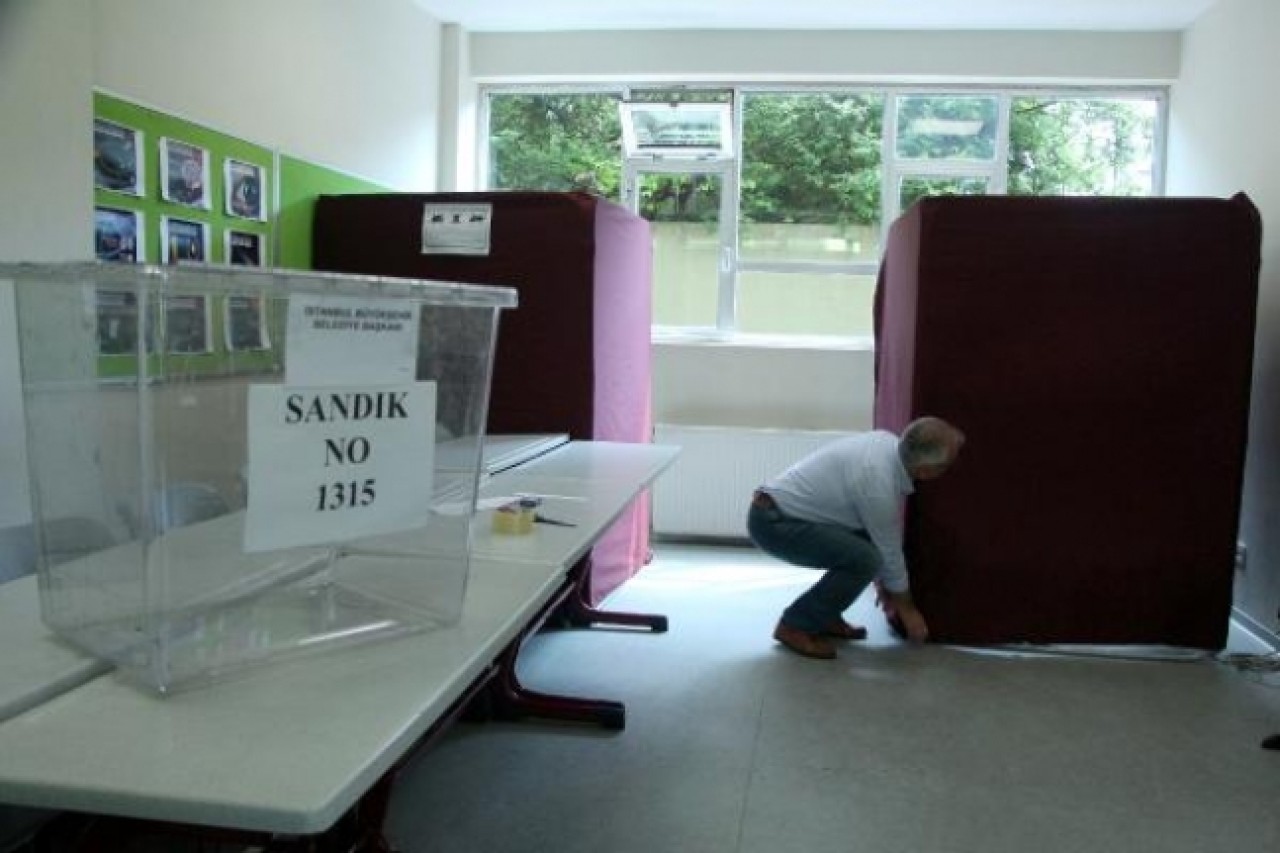 İstanbul'da okullarda seçim sandıkları kuruldu