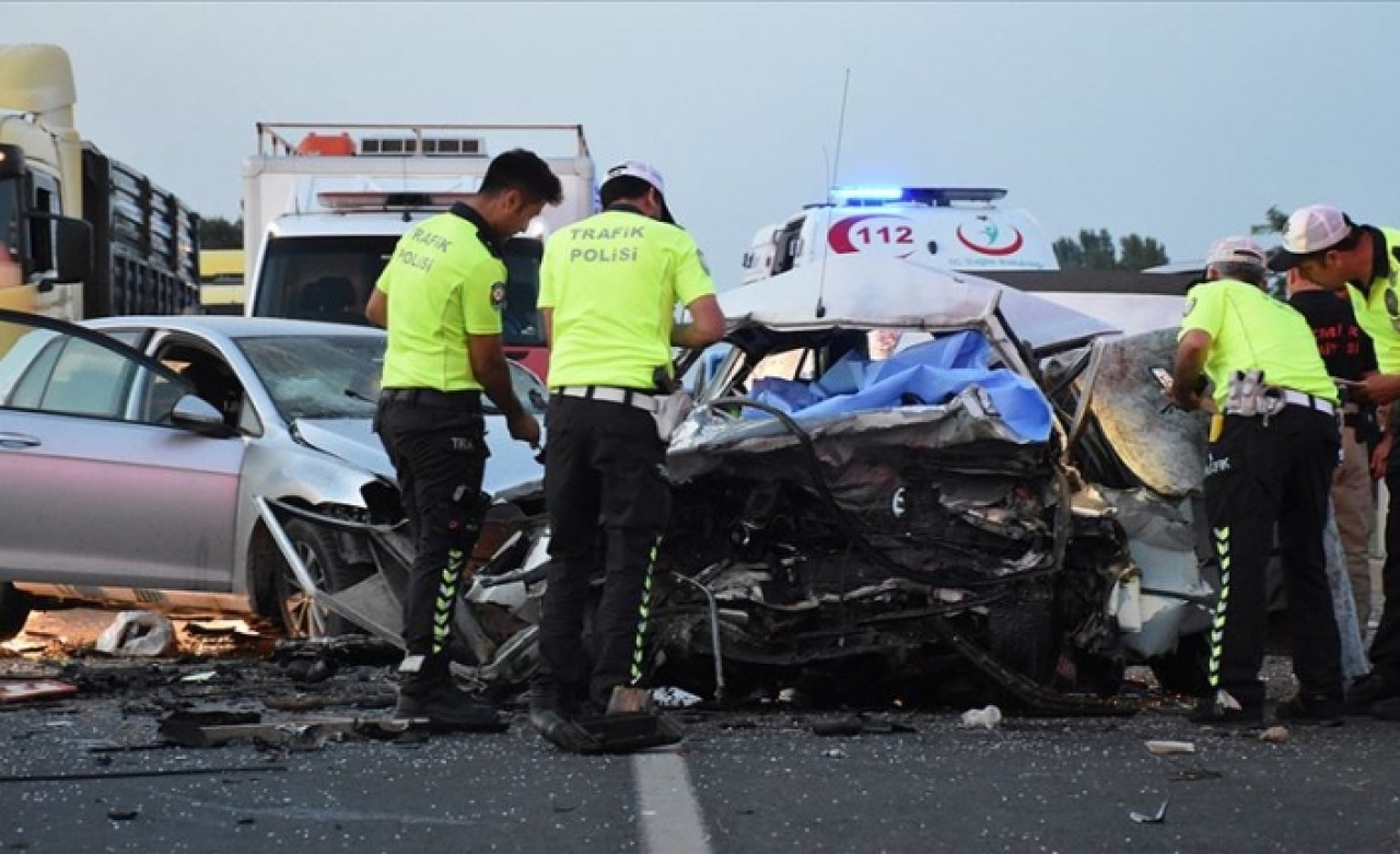 İzmir'de iki otomobil çarpıştı: 3 ölü,  1 yaralı