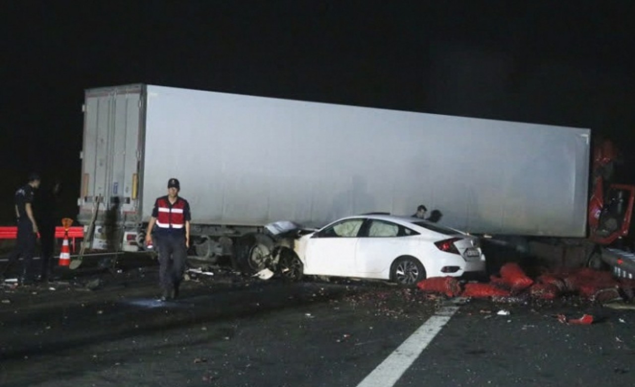 İzmir'de zincirleme trafik kazası: 1 ölü,  1 yaralı