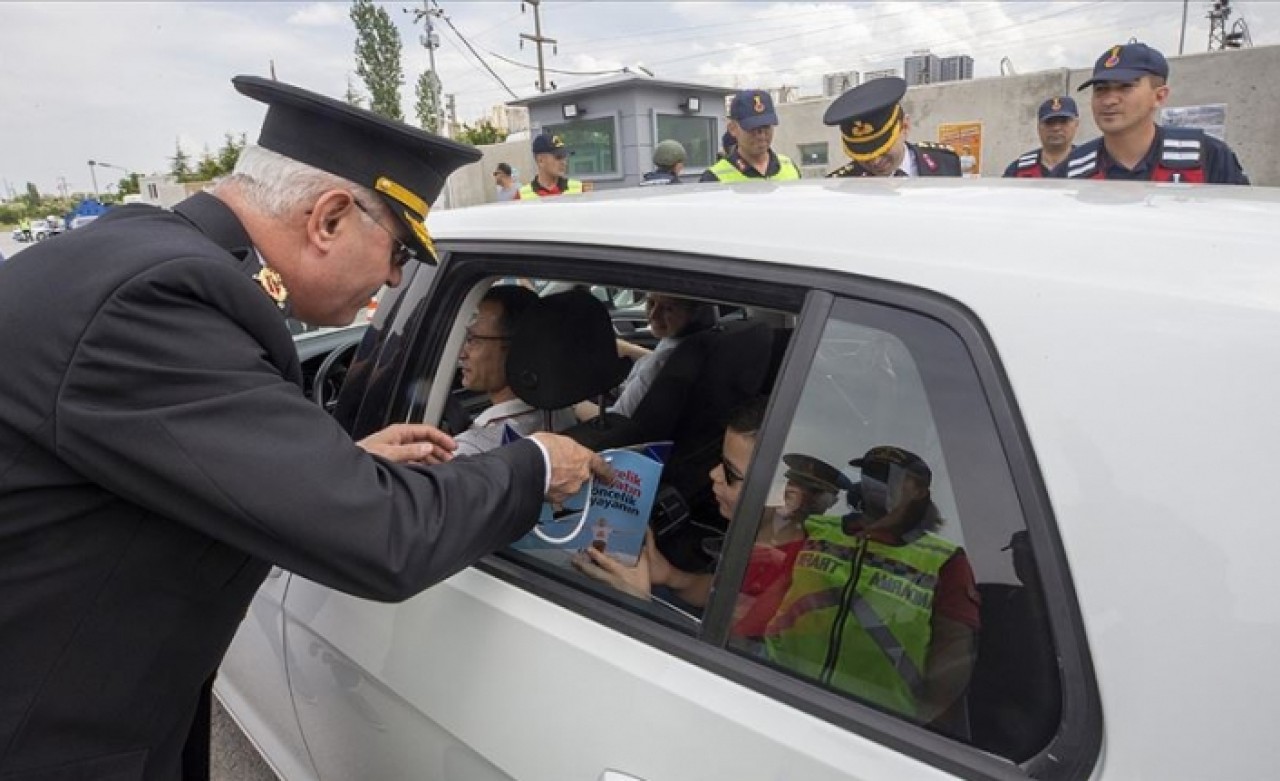 'Arka koltukta emniyet kemeri' uyarısı