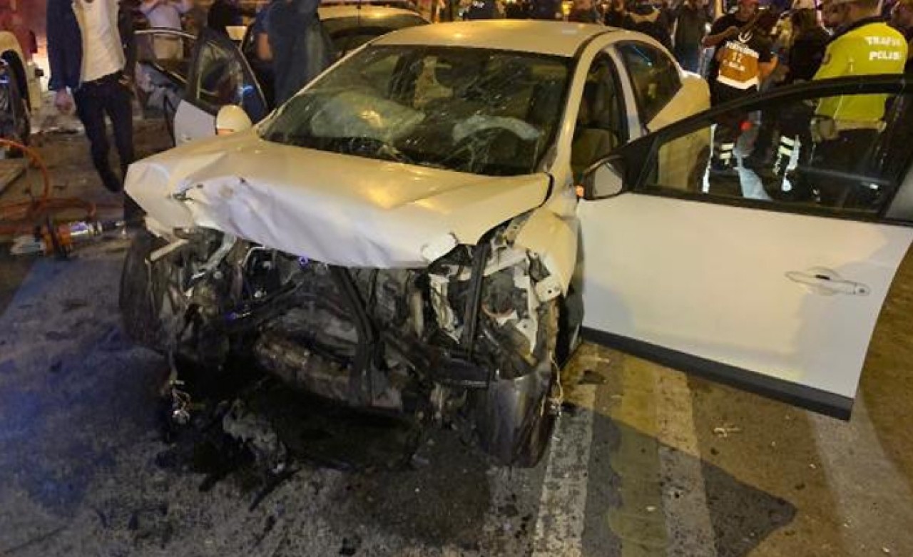 Kartal'da iki otomobil kafa kafaya çarpıştı: 8 ağır yaralı