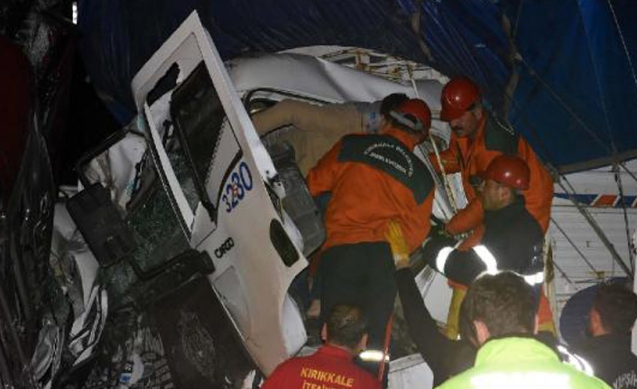 Kırıkkale’de feci kaza: 2 ölü,  17 yaralı