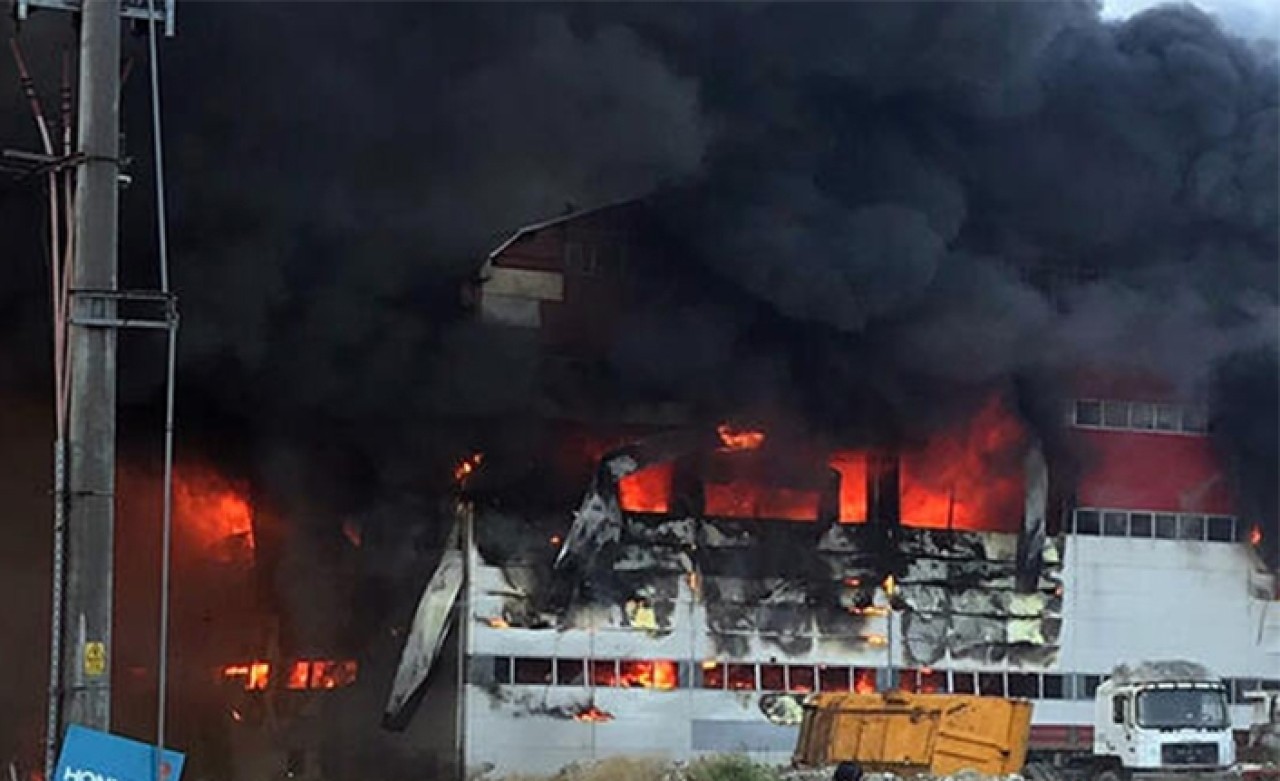 Kocaeli'de büyük yangın! Patlama sesleri geliyor...