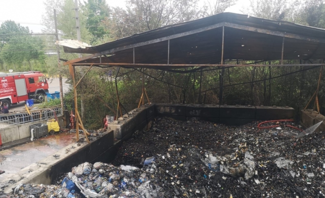 Kocaeli'de geri dönüşüm tesisinde yangın