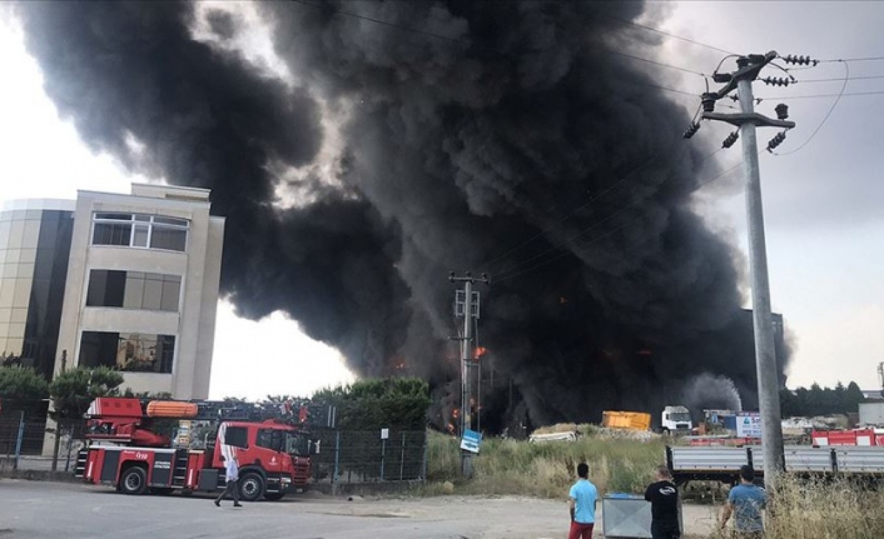 Kocaeli'deki depo ve fabrika yangınında 4 kişi hayatını kaybetti