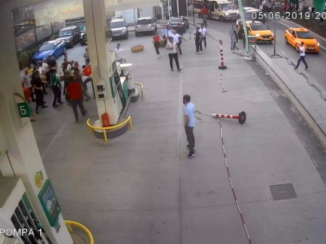 Birbirlerine girdiler! Esenyurt'ta laf atma kavgası