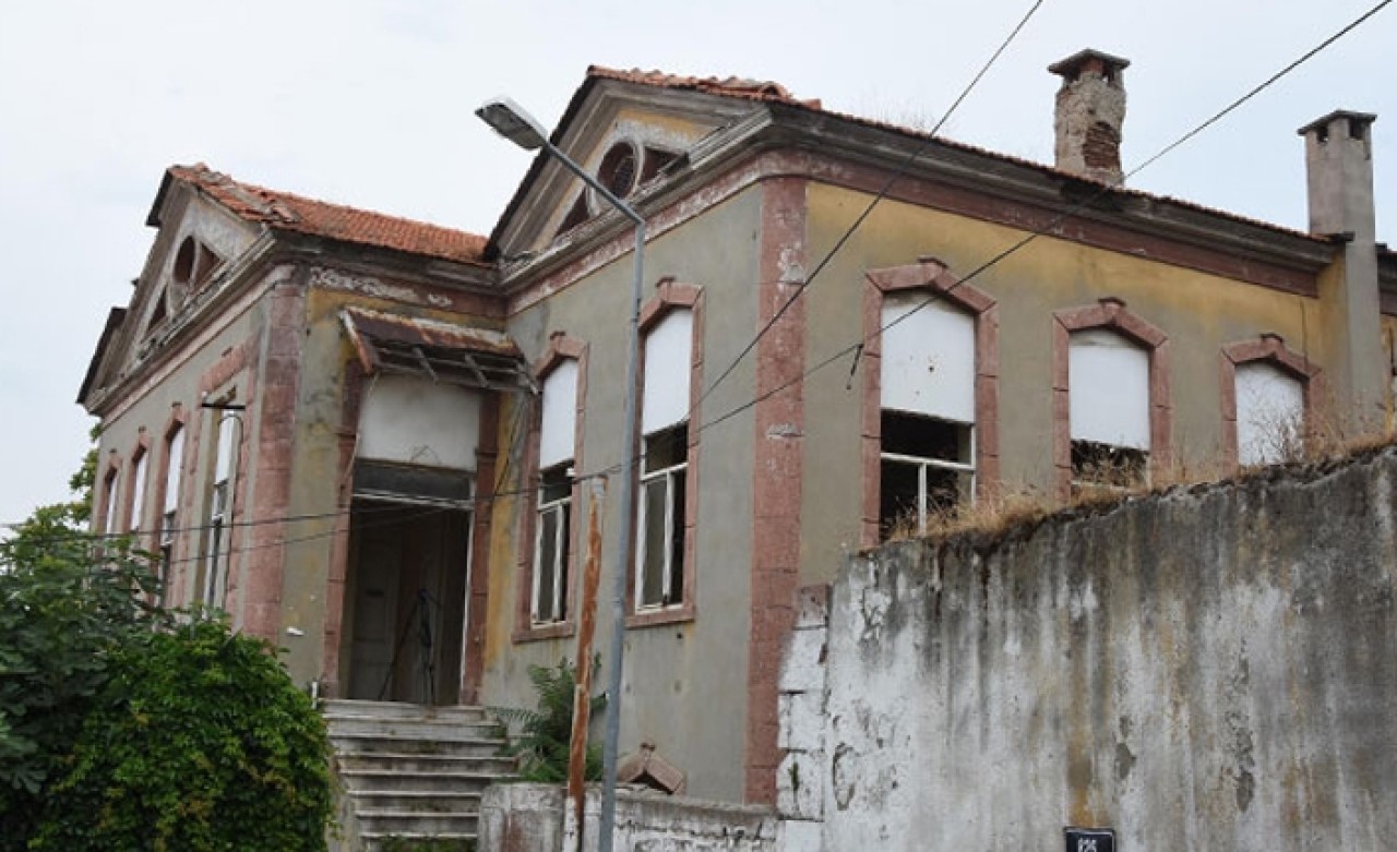 Mahalle sakinleri endişeli! Tarihi Rum okulunu talan ettiler