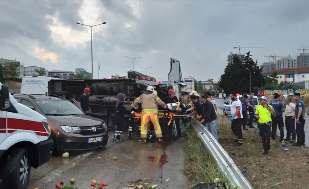 Maltepe'de zincirleme kaza! 8 araç birbirine girdi