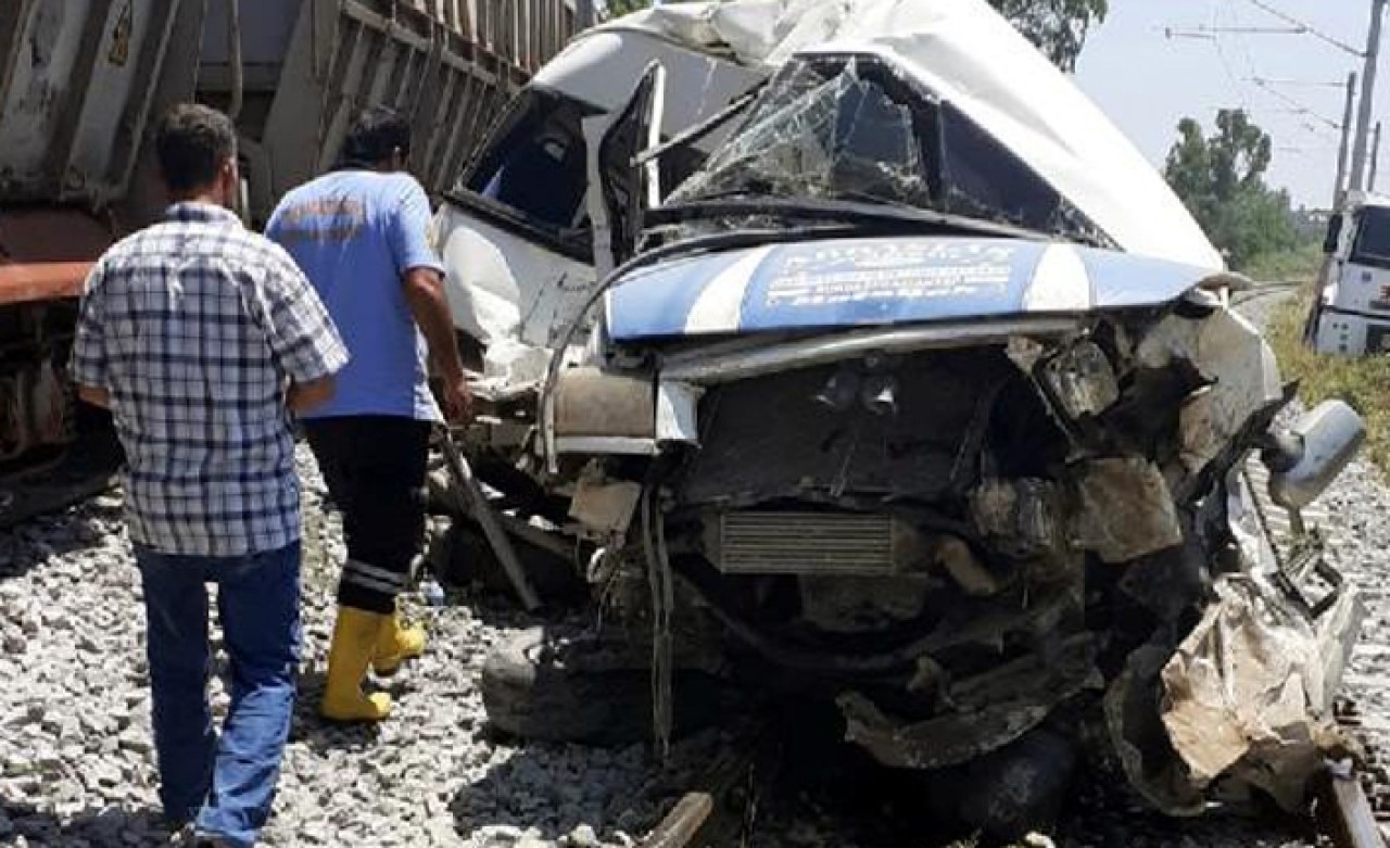 Mersin'de yük treni servis minibüsüne çarptı: Ölü ve yaralılar var