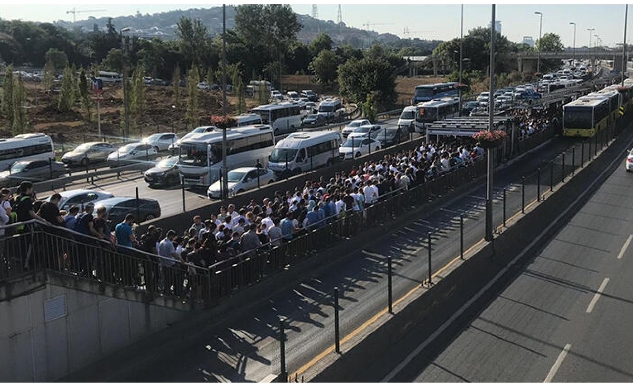 Metrobüste sabah izdihamı