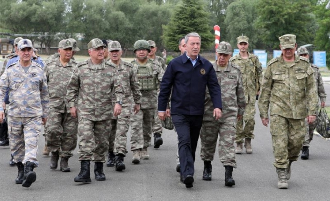 Milli Savunma Bakanı Akar ve komutanlar hudut hattında