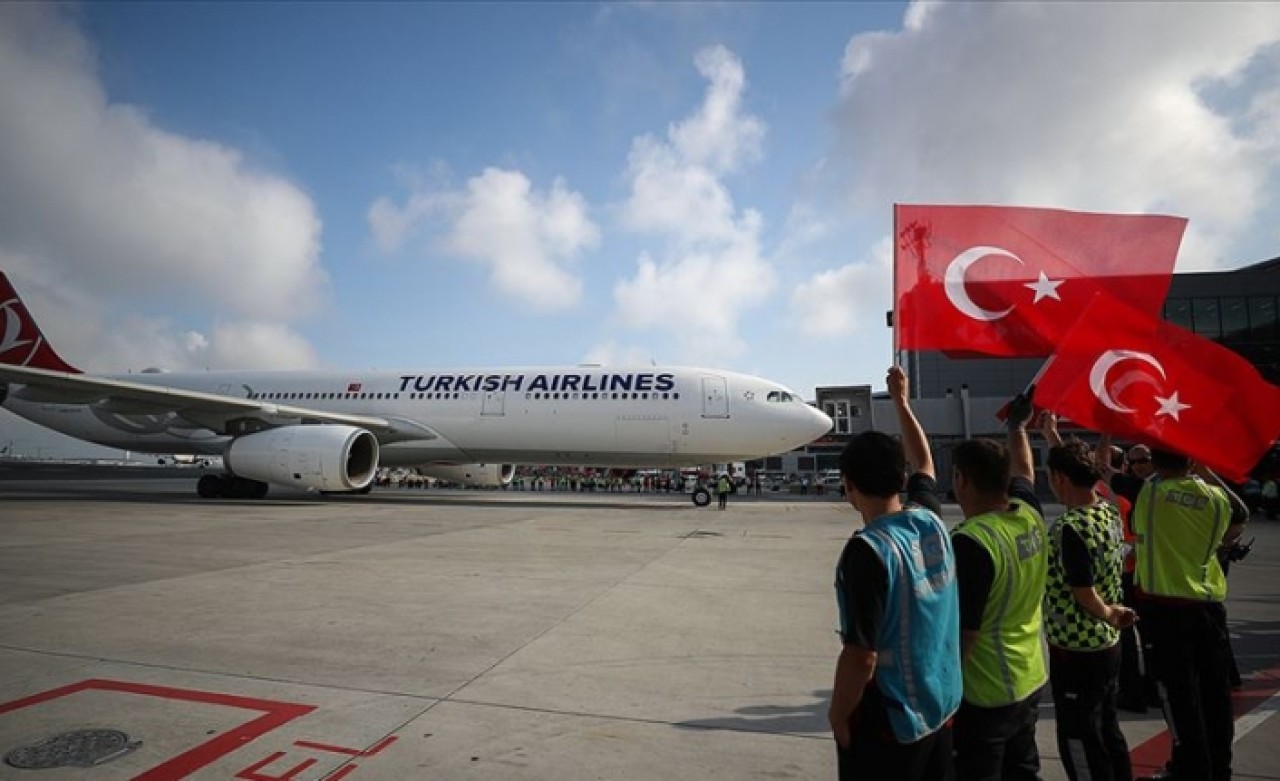 Milliler bayraklarla karşılandı