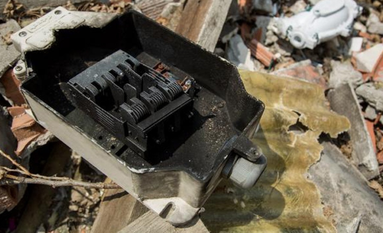 Molozların arasında oynayan çocuk elektrik akımına kapıldı