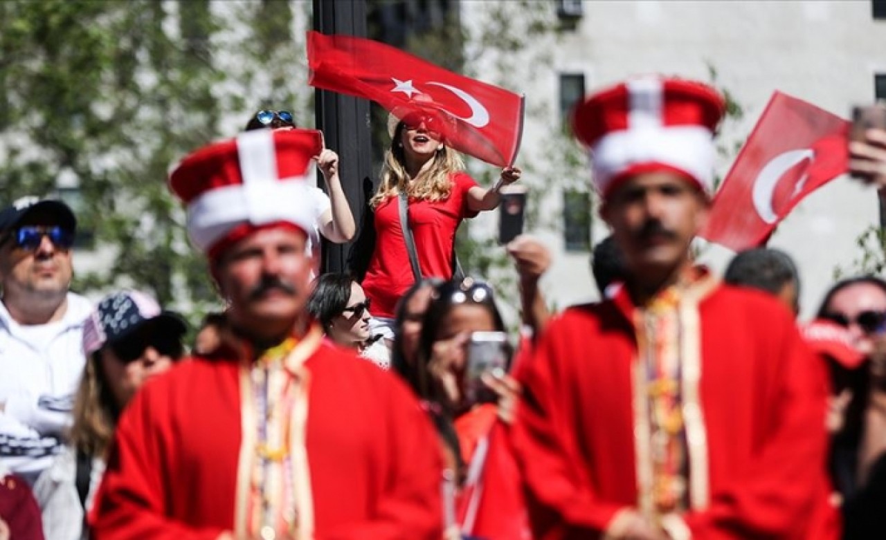 New York'ta bu yaz her yer kırmızı beyaza büründü