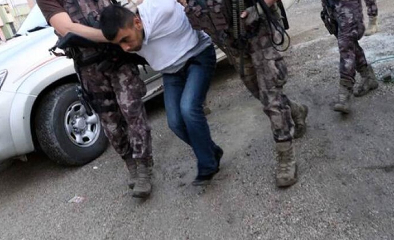 Neye uğradıklarını şaşırdılar! Şafak baskınında damdan kaçmaya çalıştı