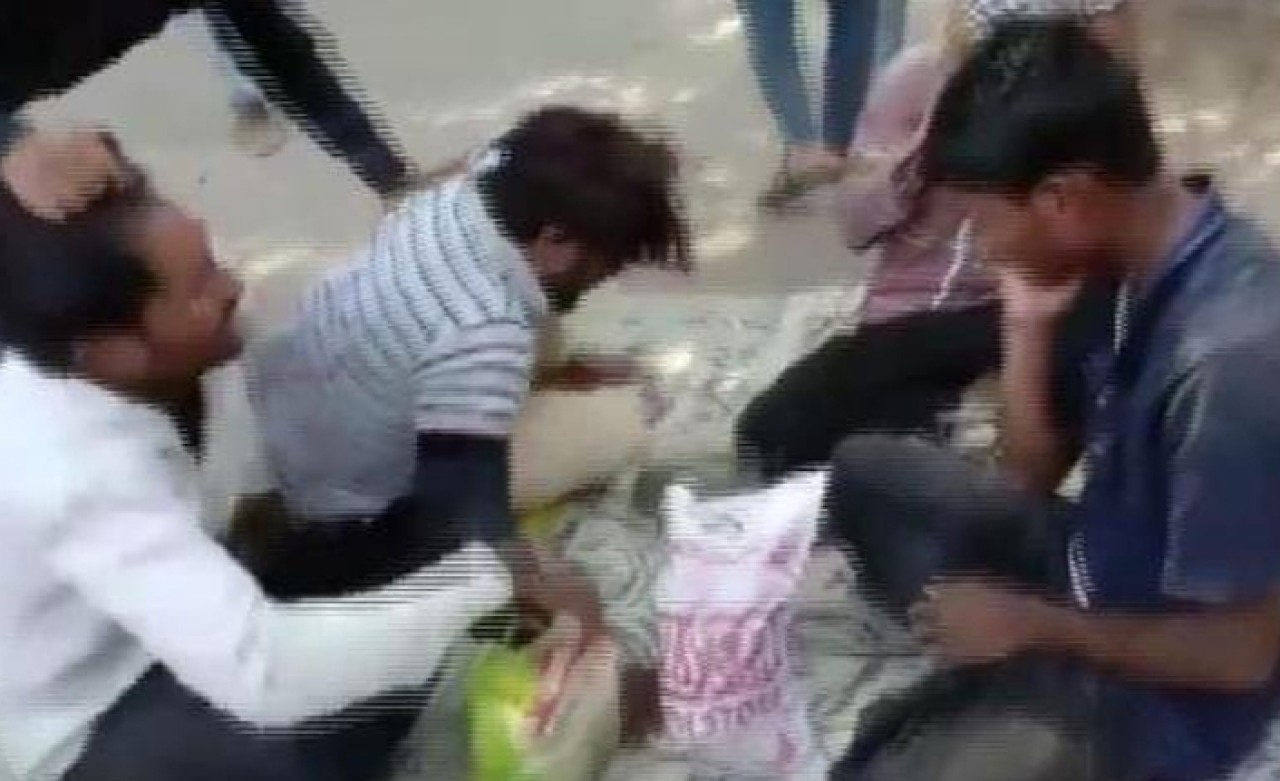 Oruç açan Müslüman gençlere çirkin saldırı!