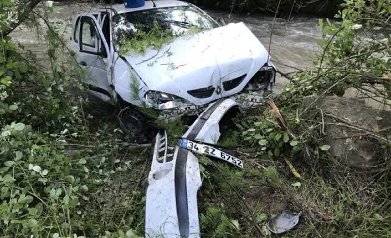 Otomobil çaya devrildi: 6 yaralı